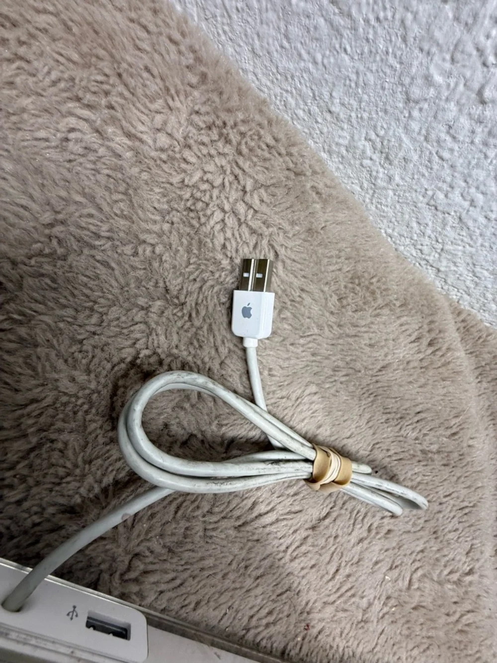 Apple A1048 Wired USB Keyboard
